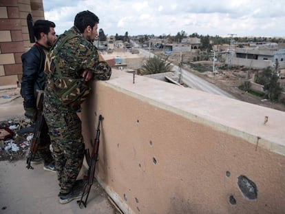 Miembros de la Fuerzas Democráticas Sirias (FDS) en la primera línea de combate el pasado domingo en Baghuz, al este de Siria.