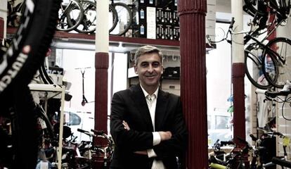 David Ortega, candidato de UPyD, en la tienda de bicicletas Calmera.