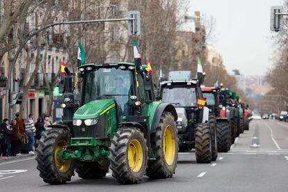 Una veintena de tractores recorren el madrileño paseo de las Delicias, este jueves. 