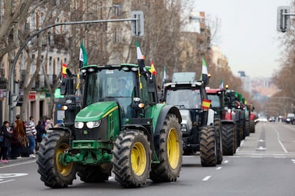 Una veintena de tractores recorren el madrileño paseo de las Delicias, este jueves.