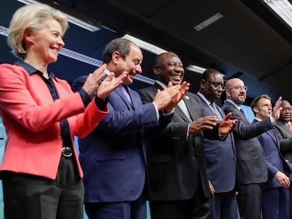Líderes europeos y africanos en la cumbre celebrada este viernes en Bruselas.