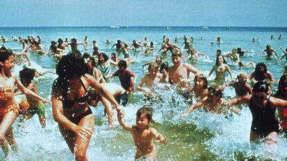 One of the most memorable scenes from “Jaws,’ where swimmers run from the water in terror.