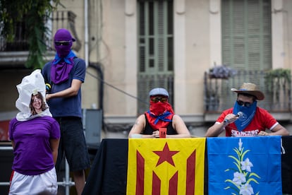 Varios militantes simularon el secuestro de la teniente de alcaldía Laia Bonet en el pregón de inicio de las Fiestas de Gràcia.