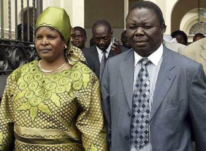 El primer ministro de Zimbabue, Morgan Tsvangirai, y su esposa Susan, en esta foto de archivo