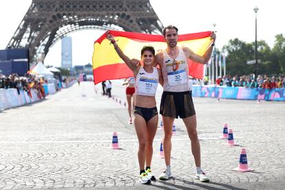 Pérez and Martín pose with the Spanish flag in front of the Eiffel Tower in the French capital.