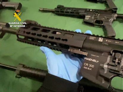 Varias de las armas incautadas em la operación policial.