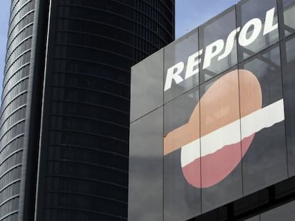 Un logo de Repsol sobre una de sus sedes en Madrid.