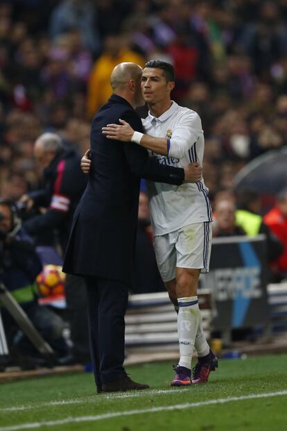 Zidane saluda a Cristiano tras el cambio (por James) en el minuto 83.