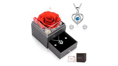 Regalos San Valentín sobre fondo blanco