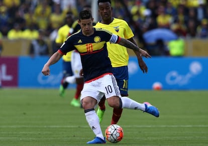 James Rodriguez y Jefferson Orejuela durante un partido.