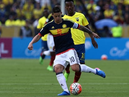 James Rodriguez y Jefferson Orejuela durante un partido.