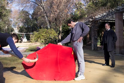 Pepe Luis Vargas observa el entrenamiento de Juan Ortega en el parque de María Luisa de Sevilla.