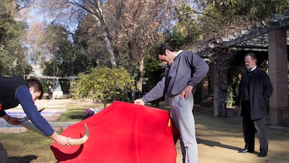 Pepe Luis Vargas observa el entrenamiento de Juan Ortega en el parque de María Luisa de Sevilla.