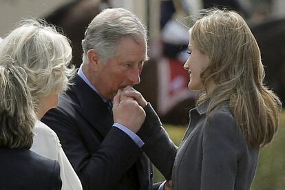 El príncipe Carlos de Inglaterra besa la mano de la princesa de Asturias en el palacio del Pardo, Madrid, durante su visita oficial a España.