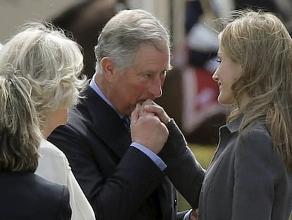 El príncipe Carlos de Inglaterra besa la mano de la princesa de Asturias en el palacio del Pardo, Madrid, durante su visita oficial a España.