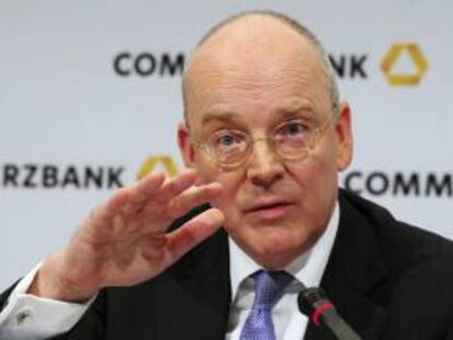 El consejero delegado del banco alemán Commerzbank, Martin Blessing, ofrece una rueda de prensa en Fráncfort (Alemania). EFE/Archivo