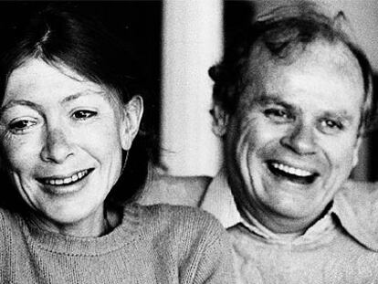 Joan Didion y su marido, el escritor John Dunne, en una foto de 1977.