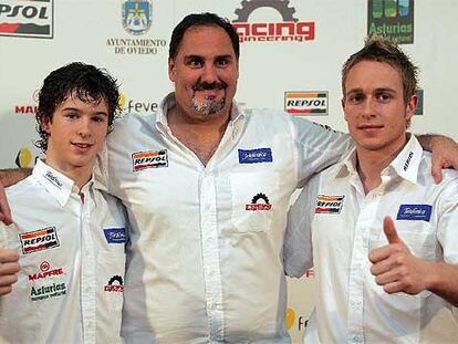 Alfonso de Orleans (en el centro), con Javier Villa (a la izquierda) y Adam Carroll, pilotos de GP2.