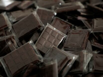 Tabletas de chocolate en una fábrica en Abiyán (Costa de Marfil).