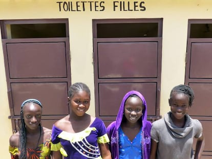 Un grupo de adolescentes frente a las puertas de los aseos para chicas, en una escuela de Mbour (Senegal).