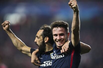 Saúl celebra una victoria con Juanfran.