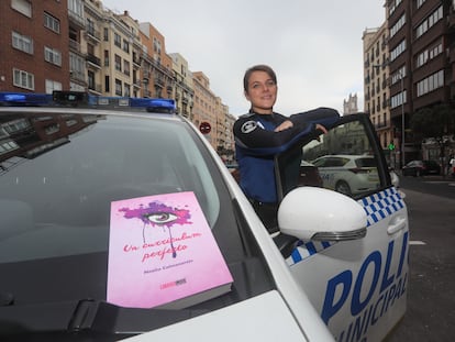 La policía municipal Noelia Colmenarejo, con su libro el pasado viernes en la unidad de Chamberí.