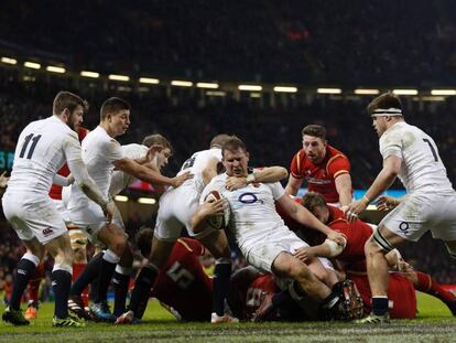 Hartley pugna por el bal&oacute;n, contra Gales.