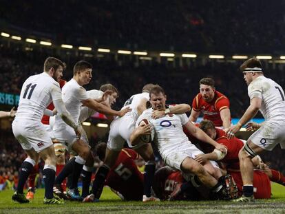 Hartley pugna por el bal&oacute;n, contra Gales.