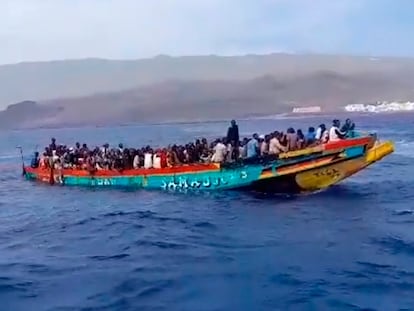 La llegada a El Hierro de un cayuco donde viajaban 271 personas.