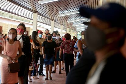 Brasileiros na filha para votar durante o primeiro turno.