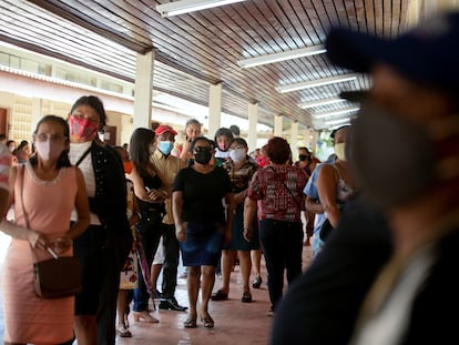 Brasileiros na filha para votar durante o primeiro turno.