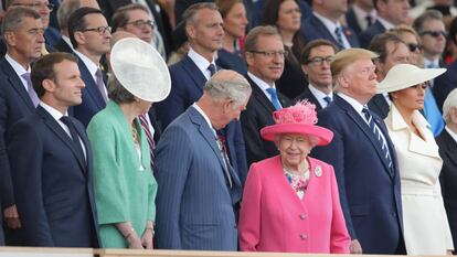 La reina Isabel II, en el palco junto al presidente de Francia y el de EEUU en el homenaje celebrado ayer en Portsmouth.