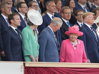 La reina Isabel II, en el palco junto al presidente de Francia y el de EEUU en el homenaje celebrado ayer en Portsmouth.