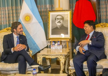Los minsitros de Relaciones Exteriores de Argentina y Bangladesh, Santiago Cafiero y AK Abdul Momen, durante una reunión en Daca, el 27 de febrero de 2023.