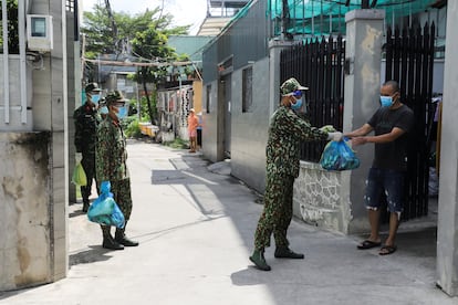 Soldados vietnamitas reparten comida a vecinos de Ciudad Ho Chi Minh, en Vietnam, este martes.