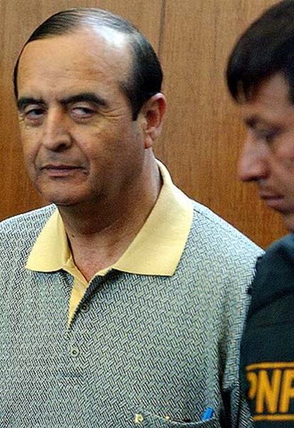 Fotografía del 29 de enero 2004 del ex asesor presidencial de Alberto Fujimori, mientras ingresaba a la audiencia pública en el Tribunal Anticorrupción de Perú por el caso del tráfico de armas a las FARC.