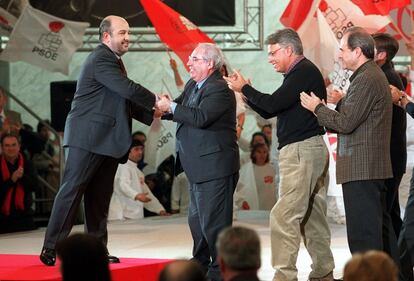 Presentación del Manifiesto electoral y de las candidaturas del PSOE-Progresistas para las próximas elecciones legislativas del 2000, en Madrid. En la imagen, de izquierda a derecha: Joaquín Almunia, Vicente Álvarez Areces, Felipe González y Manuel Chaves.