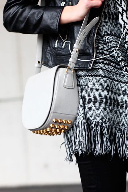 Detalle del bolso de Alexander Wang de Marina.