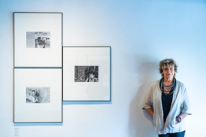 Blanca Berlín, junto a fotos de Carlos Pérez Siquier, en su galería en Madrid, el 29 de junio.