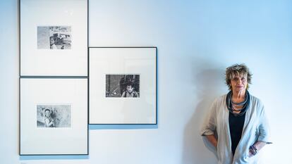 Blanca Berlín, junto a fotos de Carlos Pérez Siquier, en su galería en Madrid, el 29 de junio.