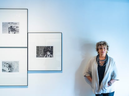 Blanca Berlín, junto a fotos de Carlos Pérez Siquier, en su galería en Madrid, el 29 de junio.