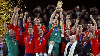 La selecci&oacute;n levanta la copa del mundo, tras ganar la final de 2010.