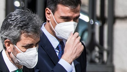 El presidente del Supremo y del Consejo General del Poder Judicial, Carlos Lesmes (a la izquierda), y el presidente del Gobierno, Pedro Sánchez, en el acto del 23-F.