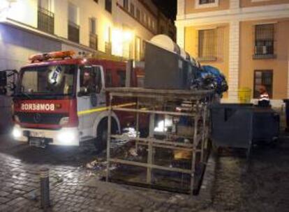 Los bomberos han tenido que acudir también anoche a sofocar algunos incendios en contenedores de basura mientras los operarios de limpieza comenzaban a retirar los residuos en la capital andaluza después de que la empresa pública de limpieza de Sevilla (LIPASSAM) haya desconvocado hoy la la huelga que ha sufrido la ciudad desde hace once días.