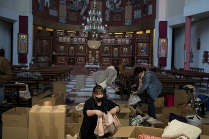 Miembros de la comunidad ucrania de Barcelona recogen la ayuda en la iglesia de Santa Mónica.