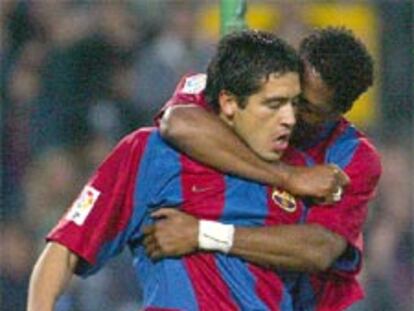 Kluivert se abraza a Riquelme tras uno de los goles.