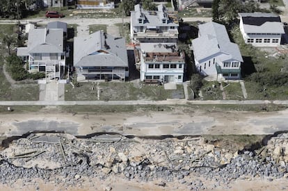 Imagen aérea de los destrozos causados tras el paso del huracán Matthew en Flagler Beach, en el estado de Florida.