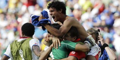 Los jugadores de Costa Rica abrazan a Navas, tras conseguir el pase a los octavos del Mundial.