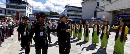 El general Mutu Saipo (centro dcha), presidente de la Unión Nacional Karen (KNU), a su llegada a Laiza para las negociaciones.