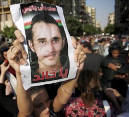 Una joven con una fotografía de Jaled Said y un mensaje en árabe que dice "Jaled, tu sangre valdrá la pena", durante una manifestación para denunciar su muerte en El Cairo, el pasado 13 de junio